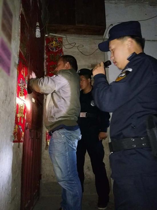 镇宁粗心妈妈误将幼女锁家中 