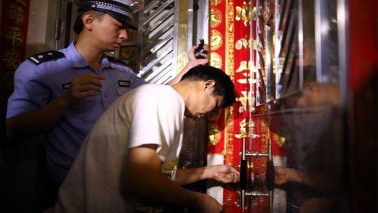 镇宁请开锁师傅开了锁后，师傅